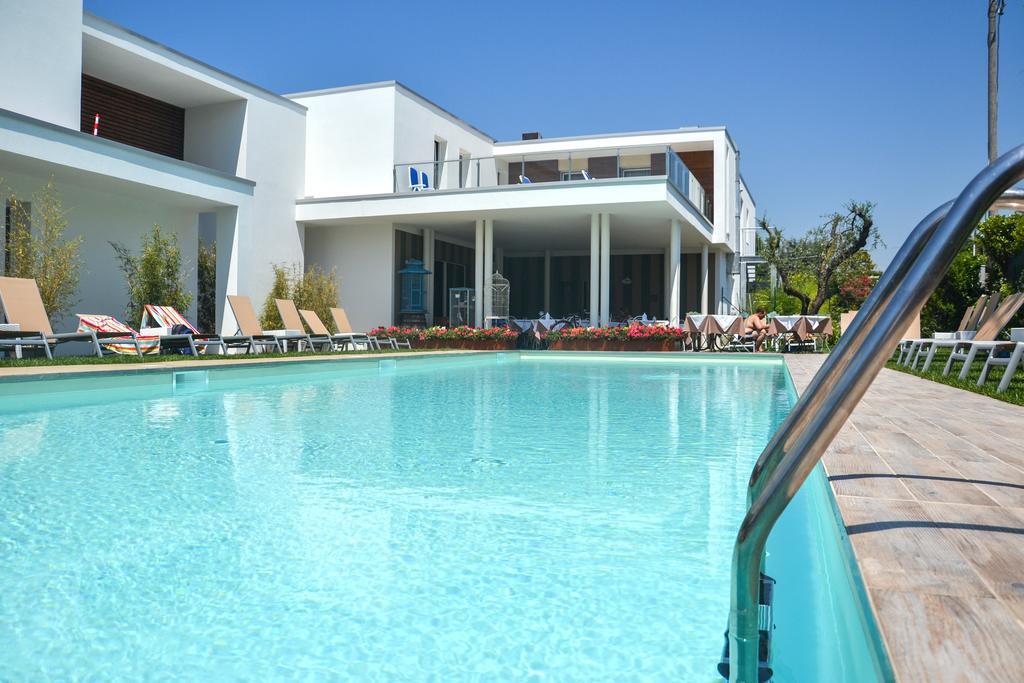 Hotel Maximilian Bardolino Bagian luar foto
