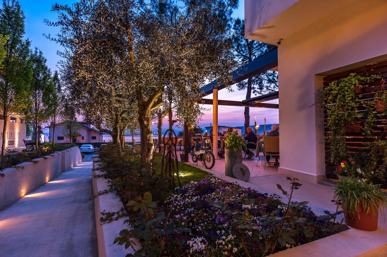 Hotel Maximilian Bardolino Bagian luar foto